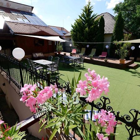 Nyilas Fogado Hotel นีเรกฮาซา ภายนอก รูปภาพ