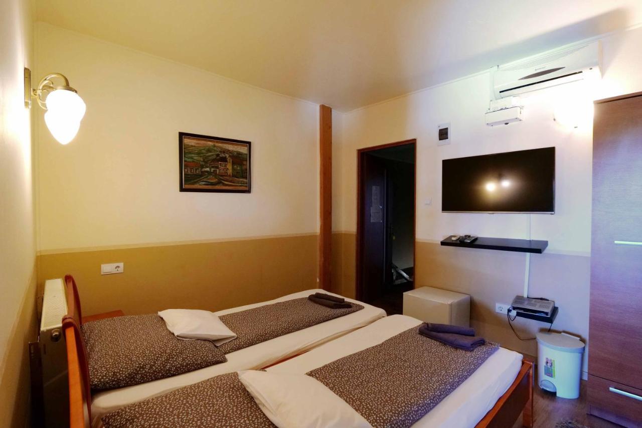 Nyilas Fogado Hotel นีเรกฮาซา ภายนอก รูปภาพ