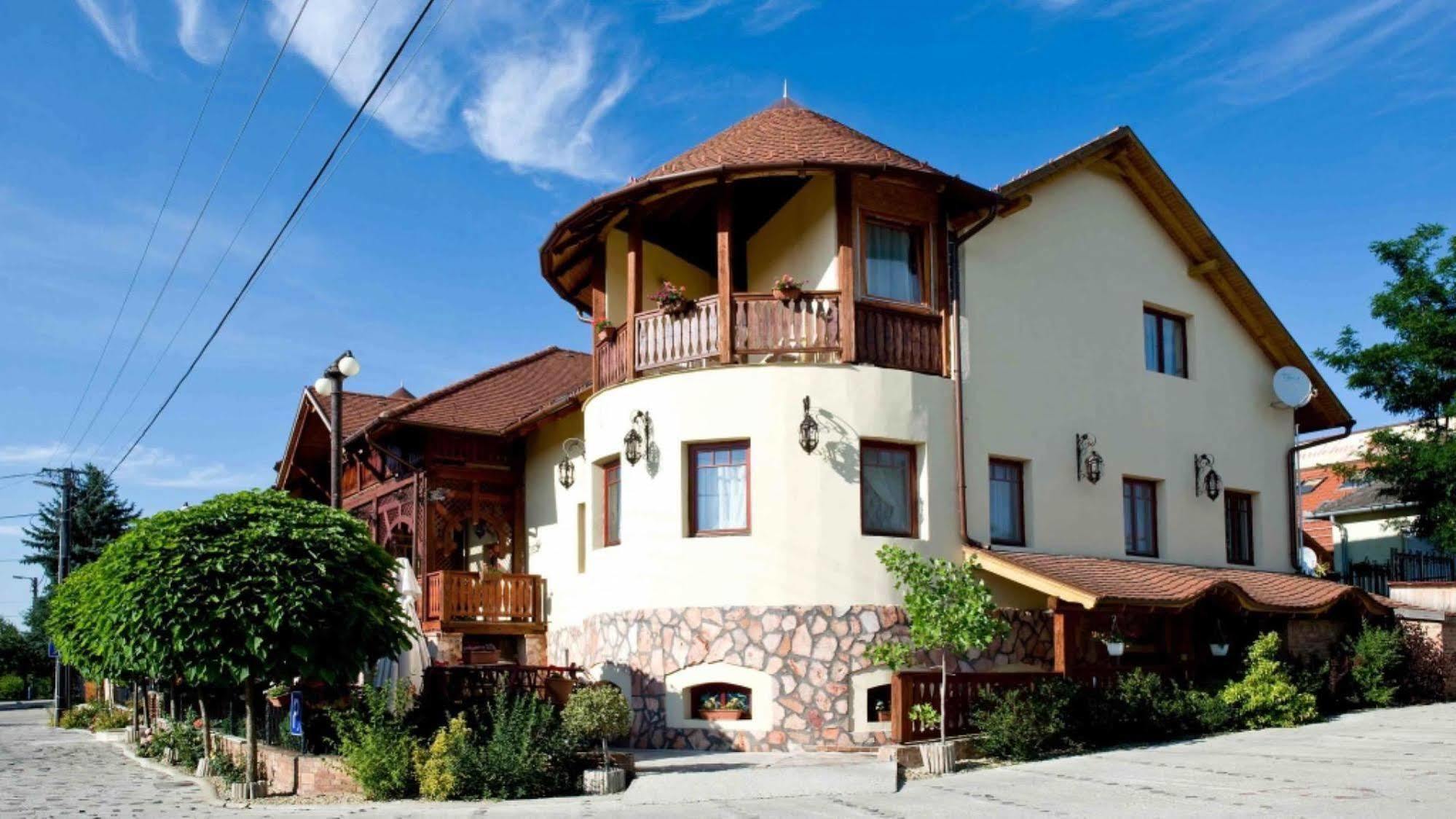 Nyilas Fogado Hotel นีเรกฮาซา ภายนอก รูปภาพ