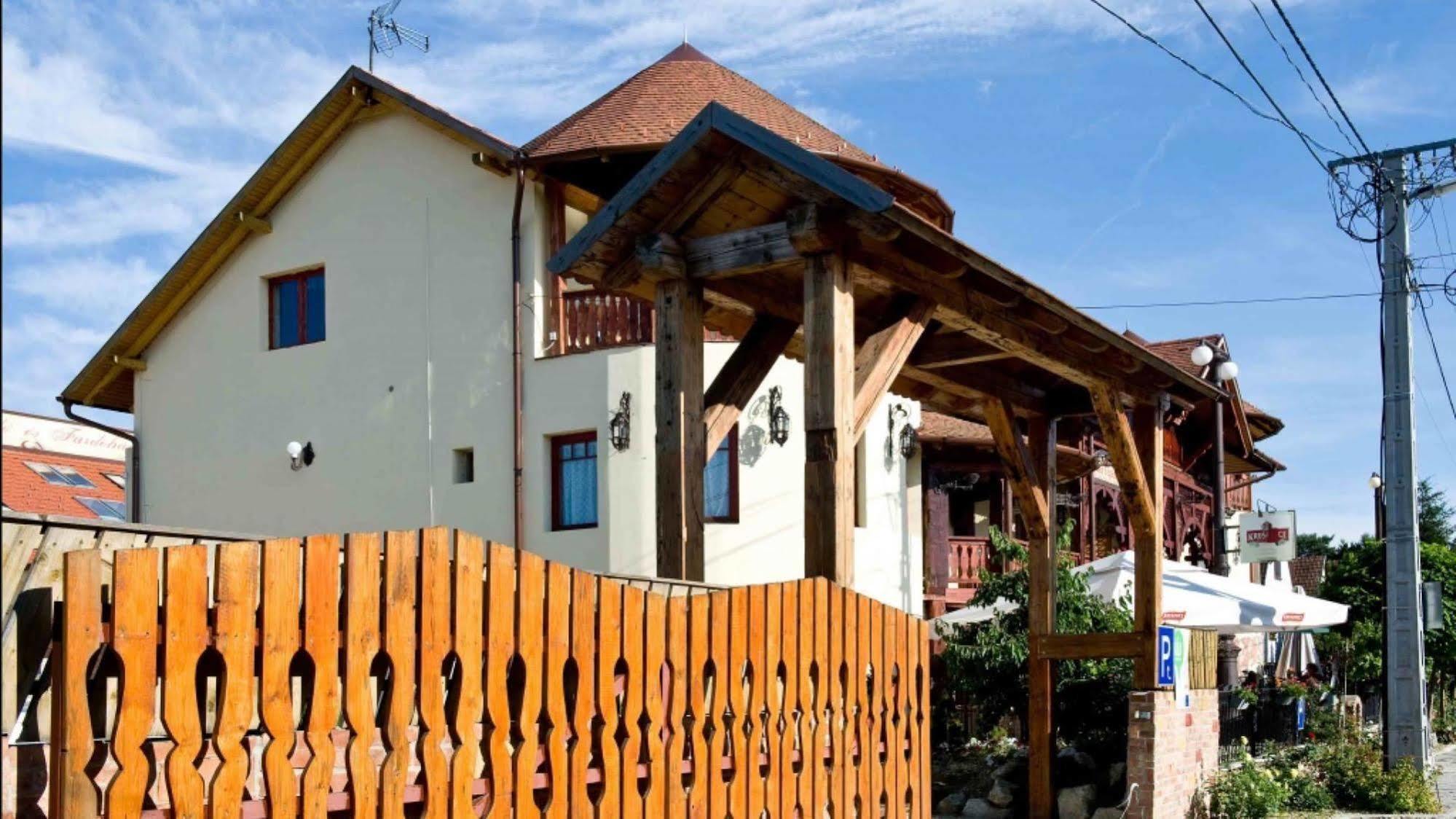 Nyilas Fogado Hotel นีเรกฮาซา ภายนอก รูปภาพ