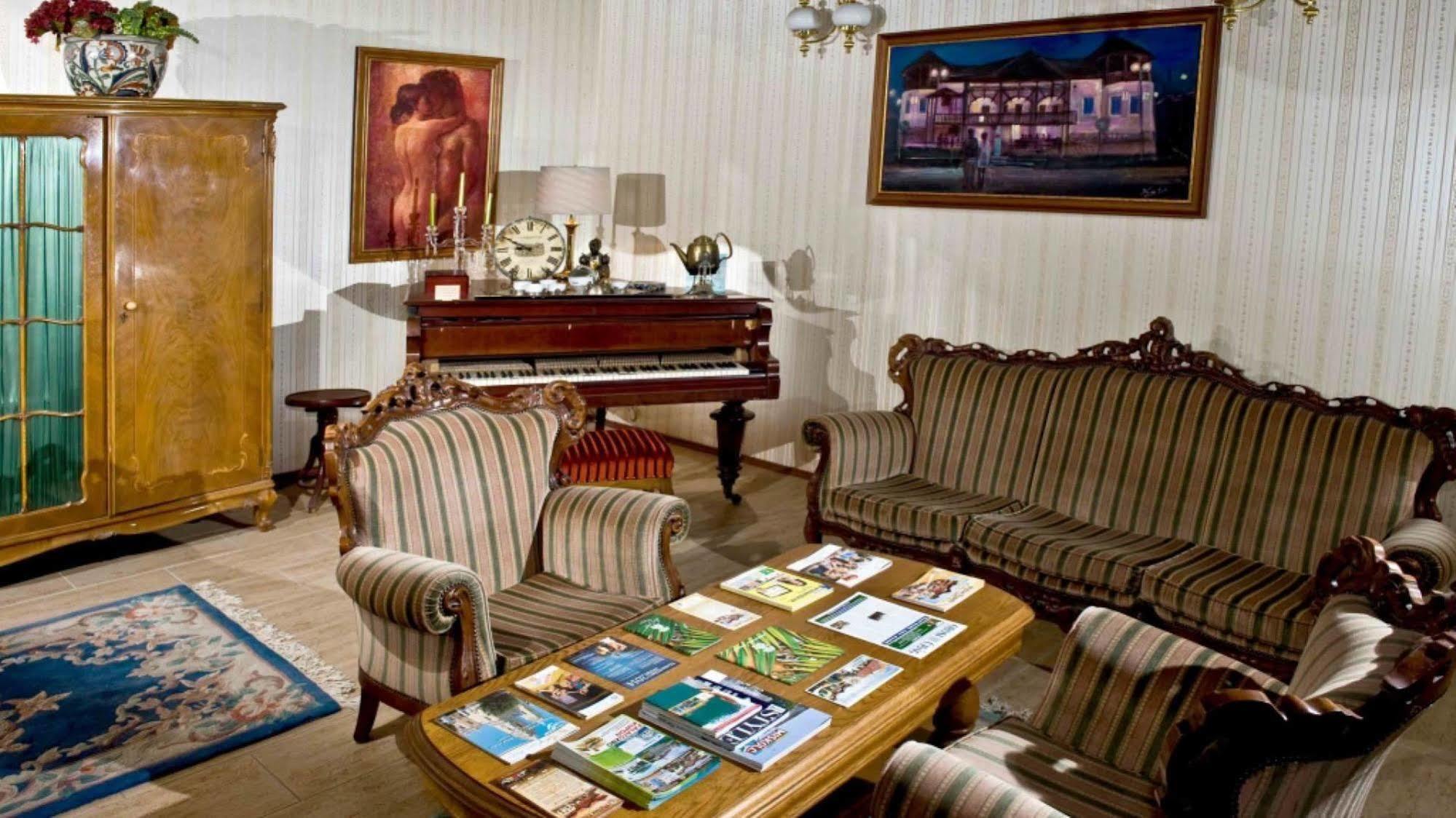 Nyilas Fogado Hotel นีเรกฮาซา ภายนอก รูปภาพ