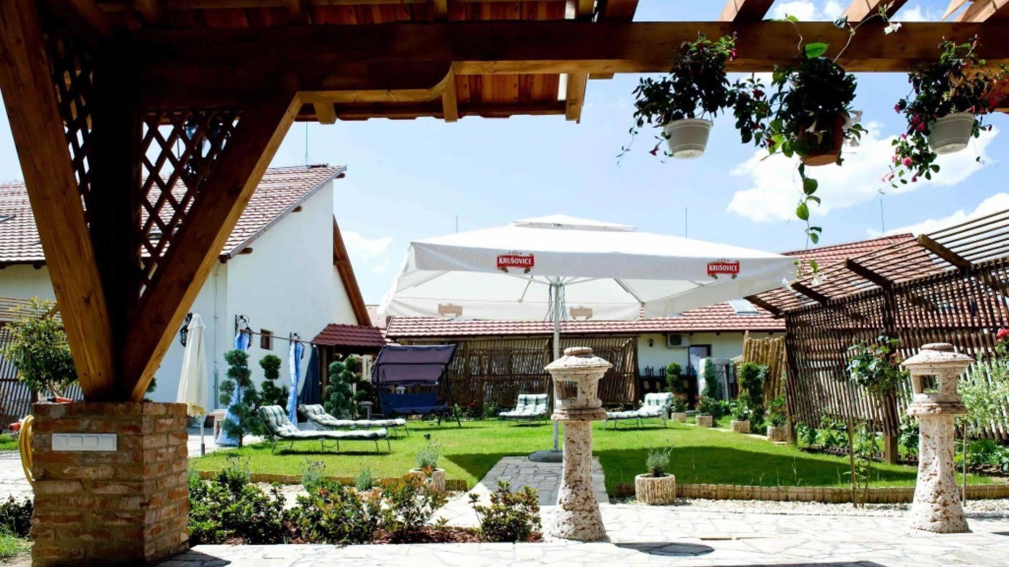 Nyilas Fogado Hotel นีเรกฮาซา ภายนอก รูปภาพ